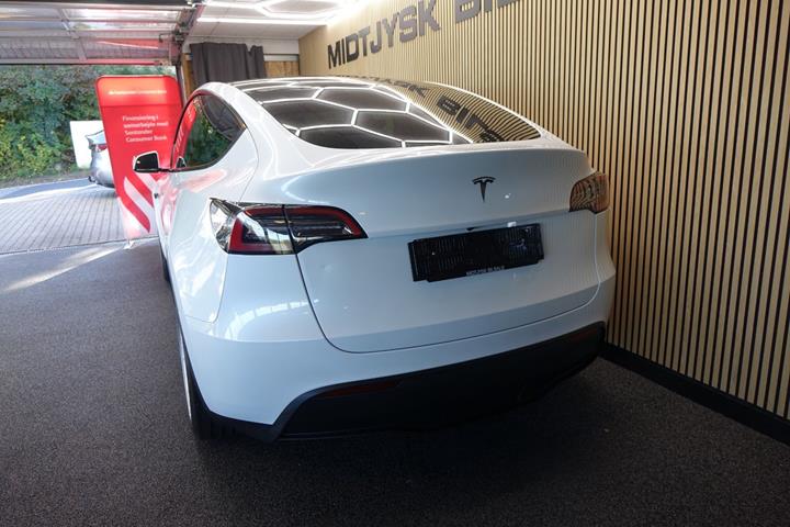 Hvid Tesla Model Y fra 2023