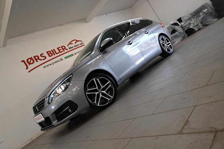 Grå Peugeot 308 fra 2019