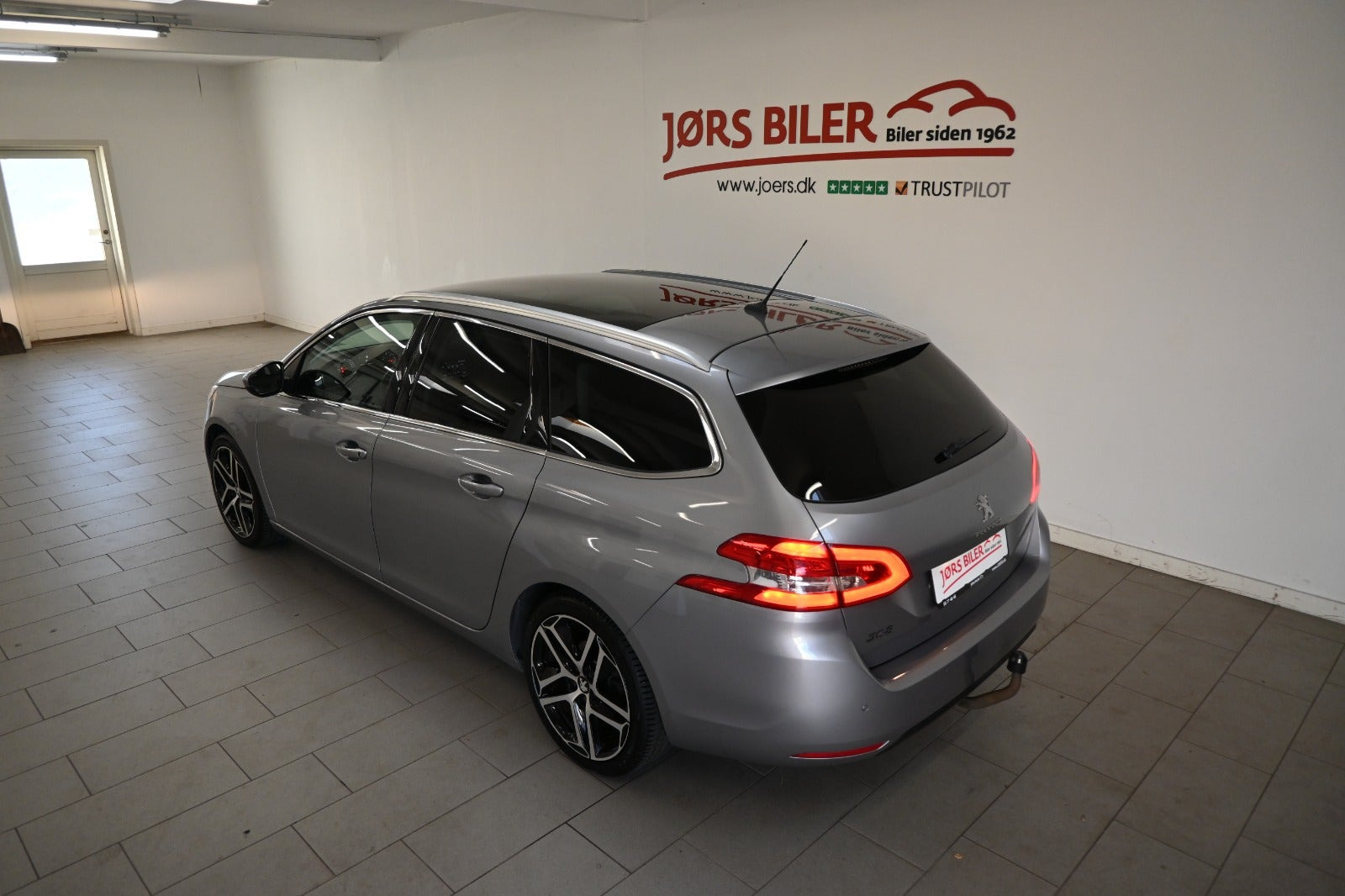 Grå Peugeot 308 fra 2019