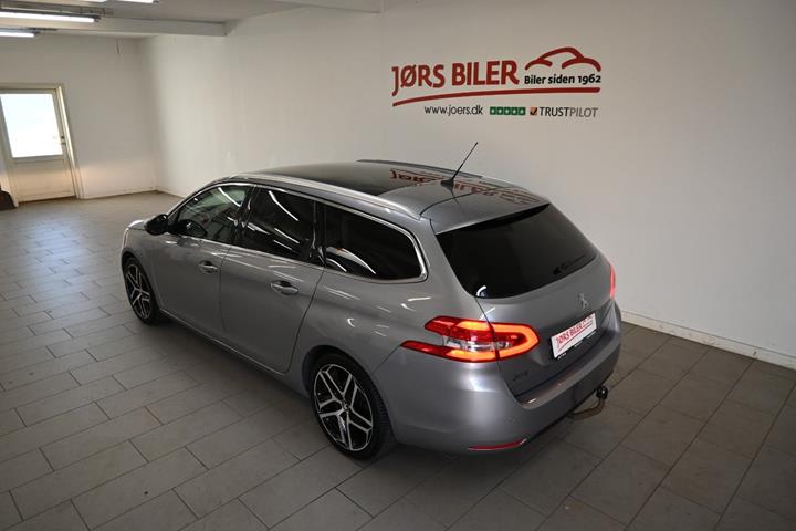 Grå Peugeot 308 fra 2019