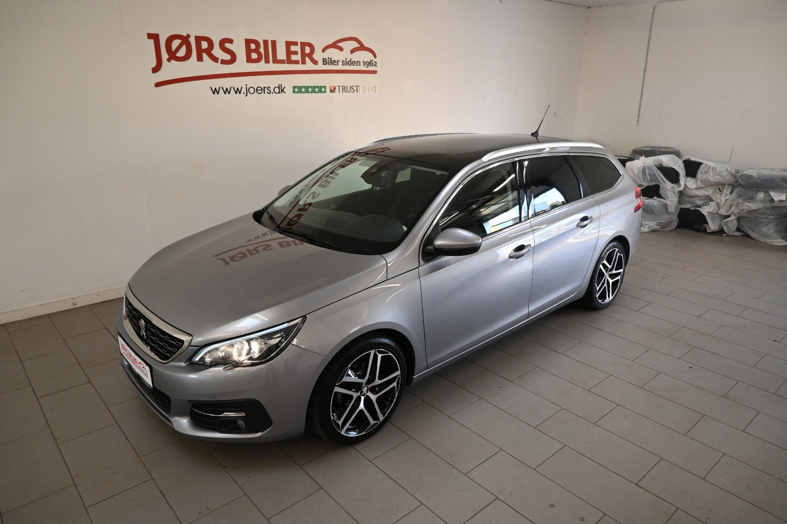 Grå Peugeot 308 fra 2019