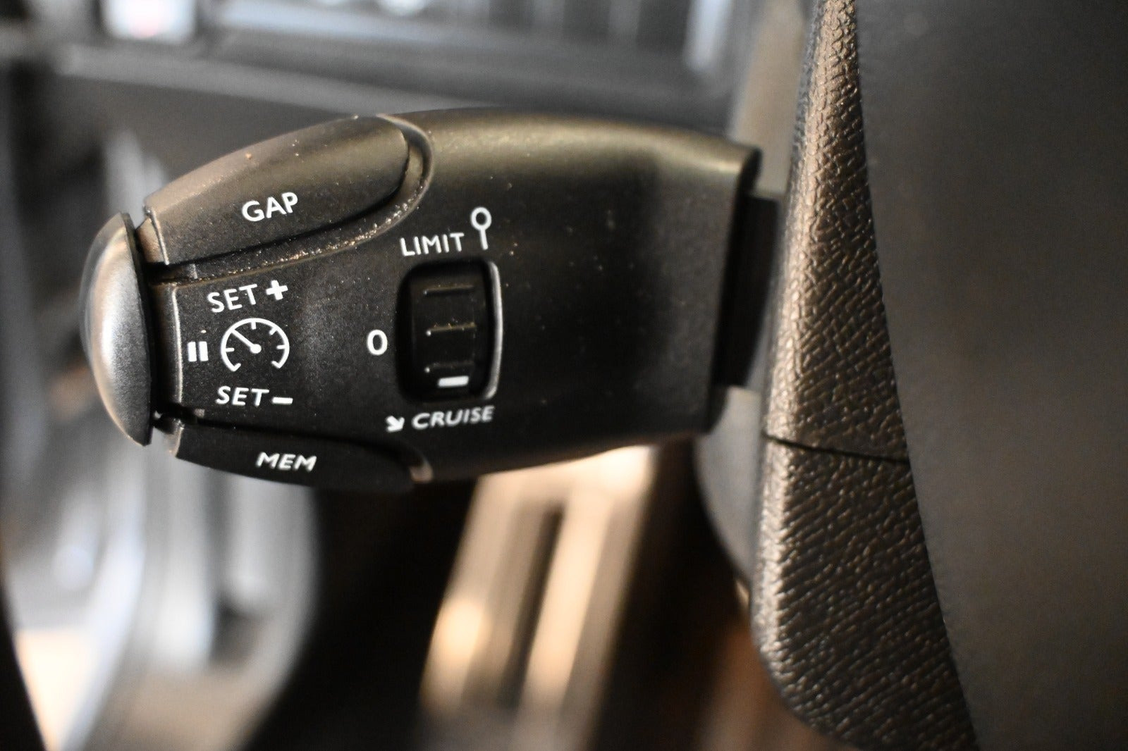 Grå Peugeot 308 fra 2019
