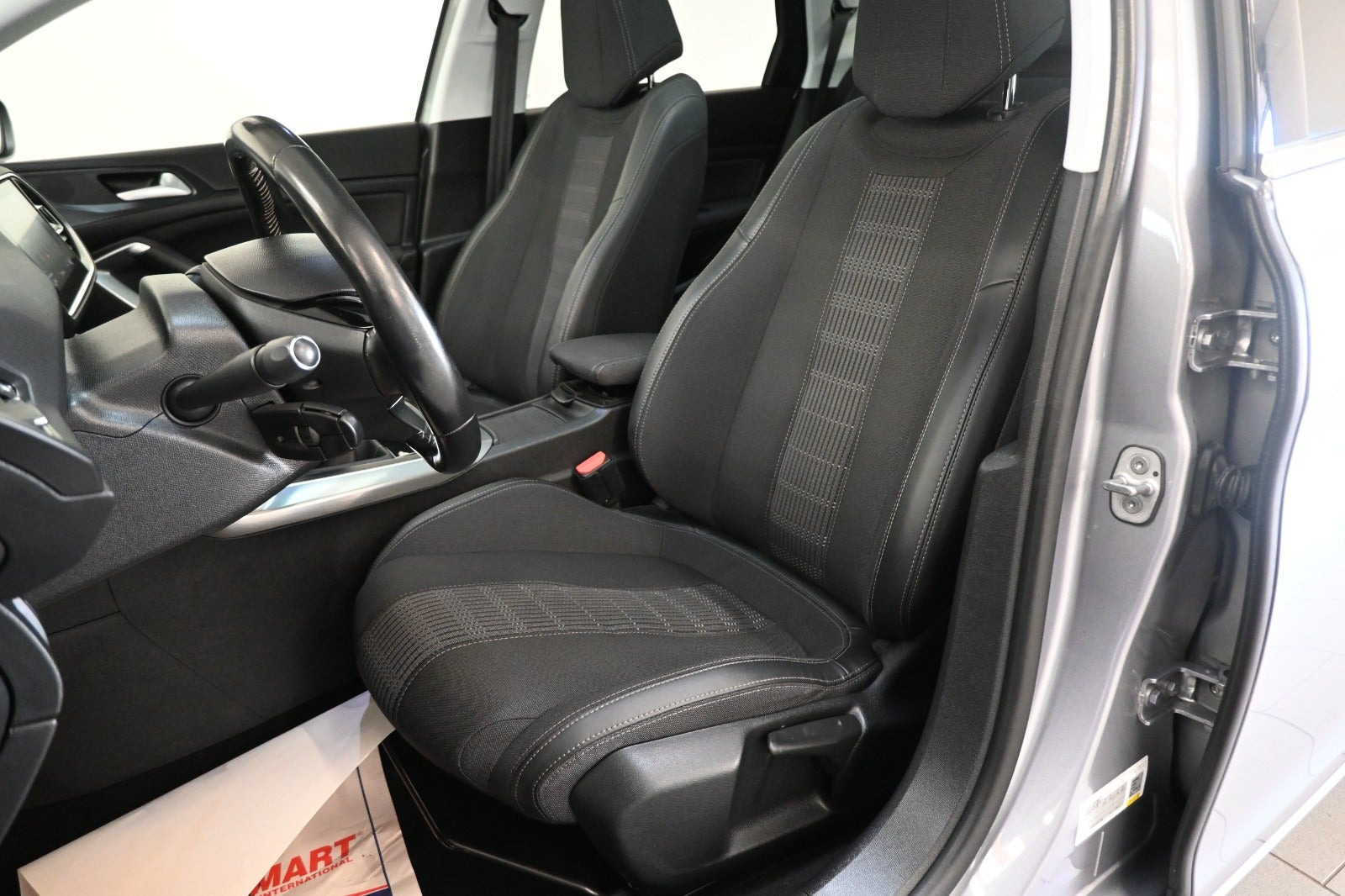 Grå Peugeot 308 fra 2019