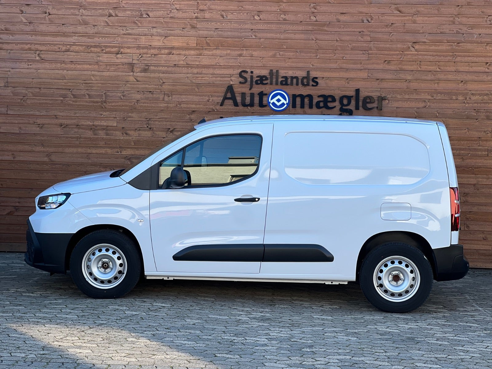 Hvid Toyota ProAce City fra 2025