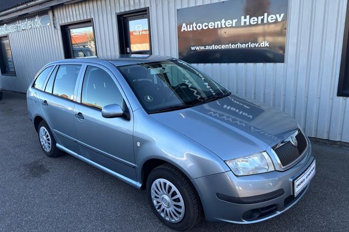 Blå Skoda Fabia fra 2006