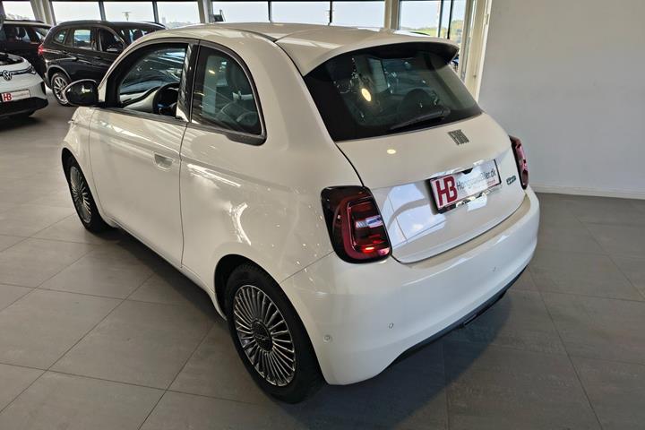 Hvid Fiat 500e fra 2024