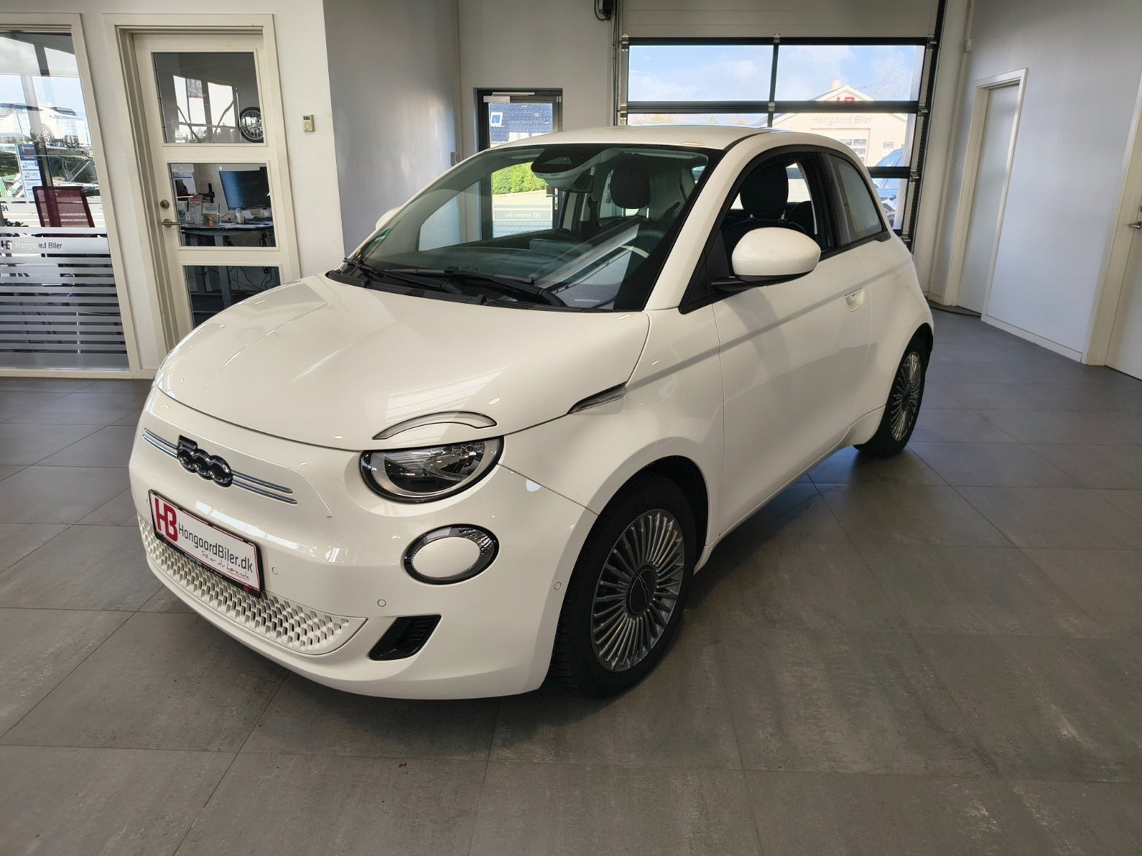 Hvid Fiat 500e fra 2024