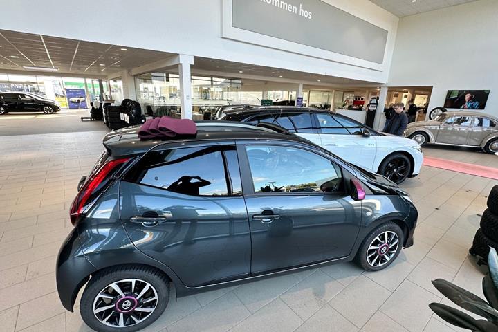 Grå Toyota Aygo fra 2020