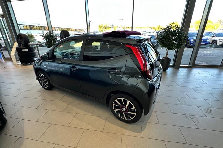 Grå Toyota Aygo fra 2020