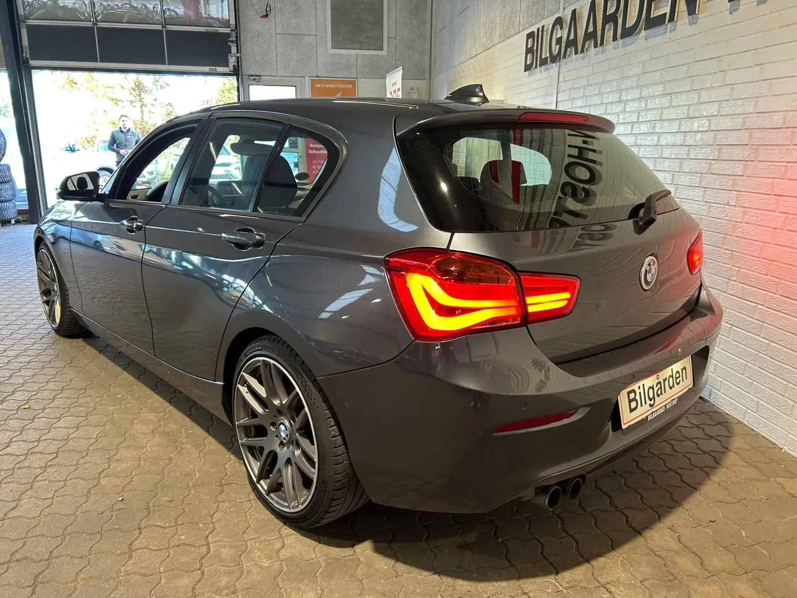 Grå BMW 120d fra 2016