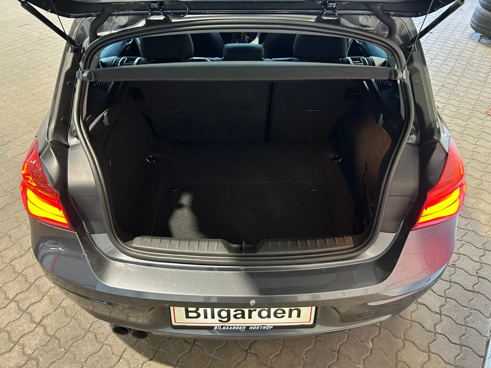 Grå BMW 120d fra 2016