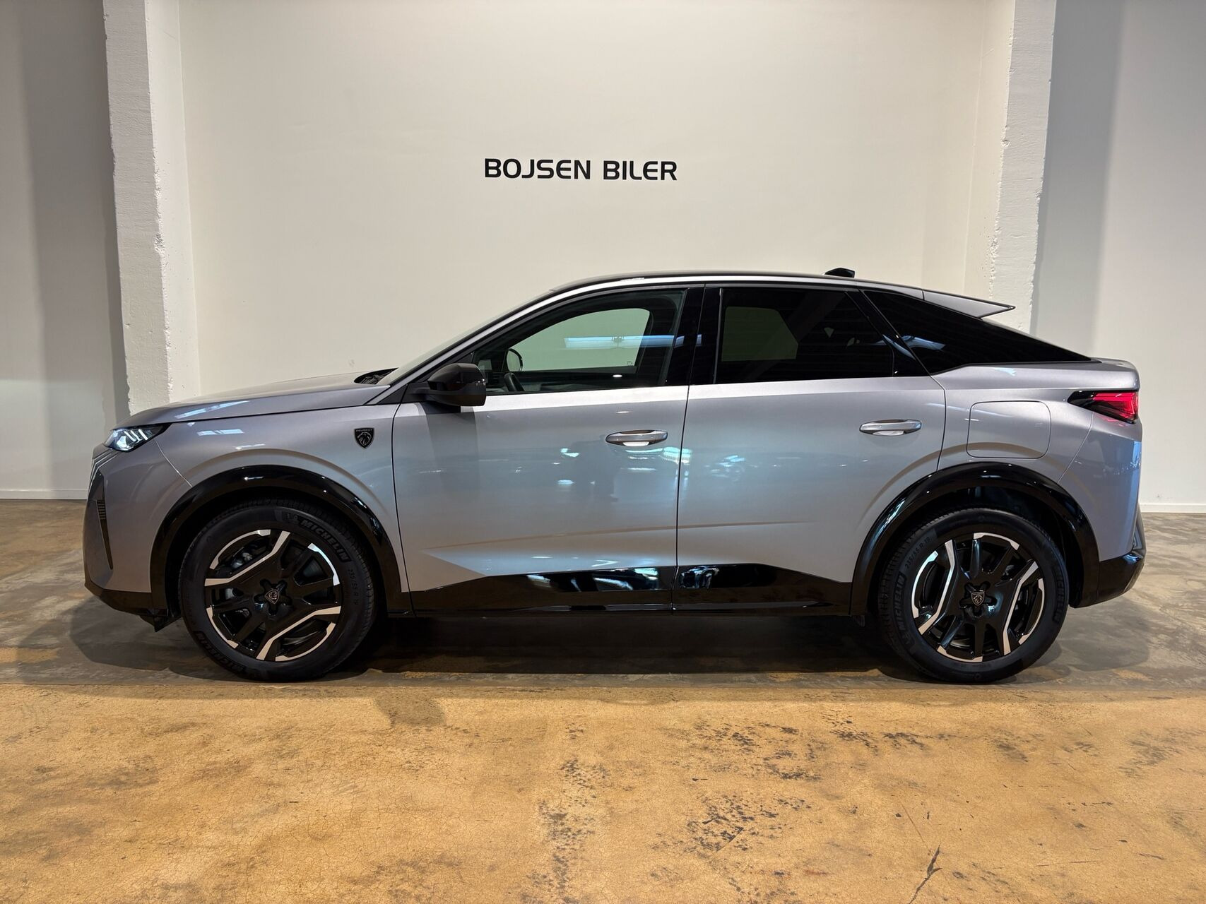 Sølv Peugeot e-3008 fra 2025
