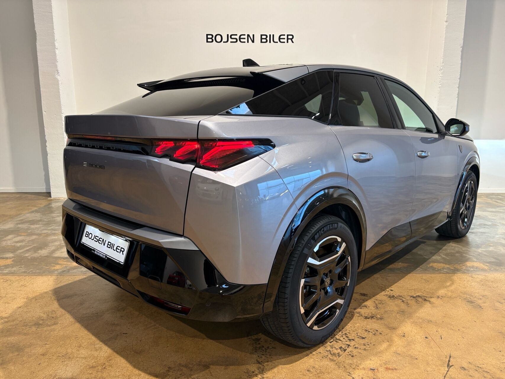 Sølv Peugeot e-3008 fra 2025