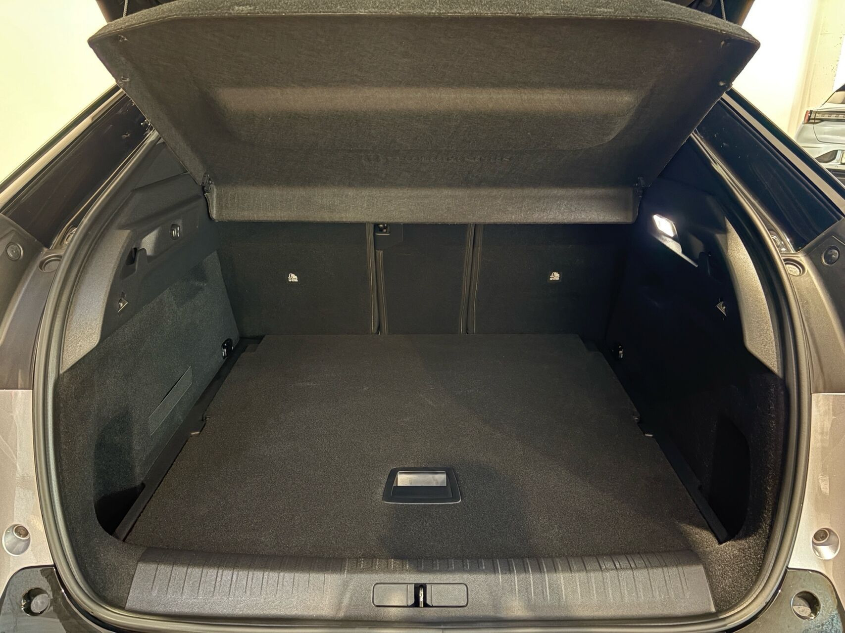 Sølv Peugeot e-3008 fra 2025