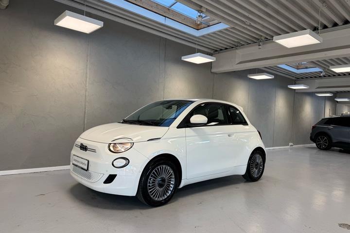 Hvid Fiat 500e fra 2023
