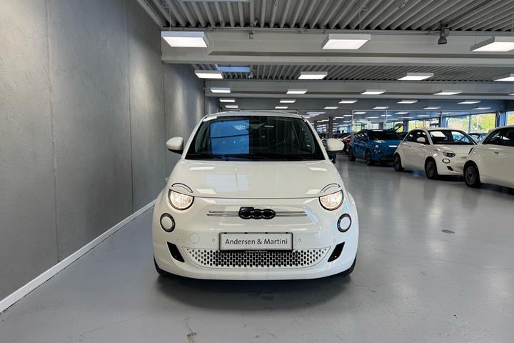 Hvid Fiat 500e fra 2023