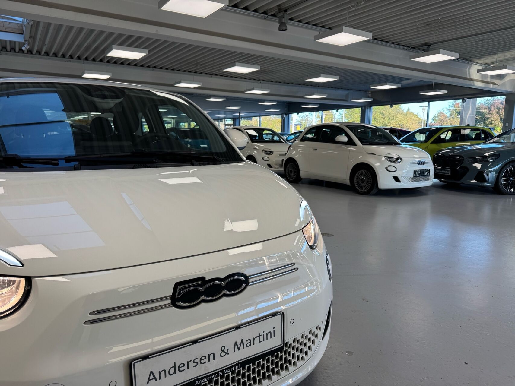 Hvid Fiat 500e fra 2023