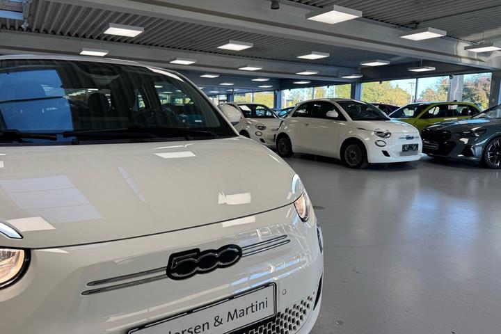 Hvid Fiat 500e fra 2023
