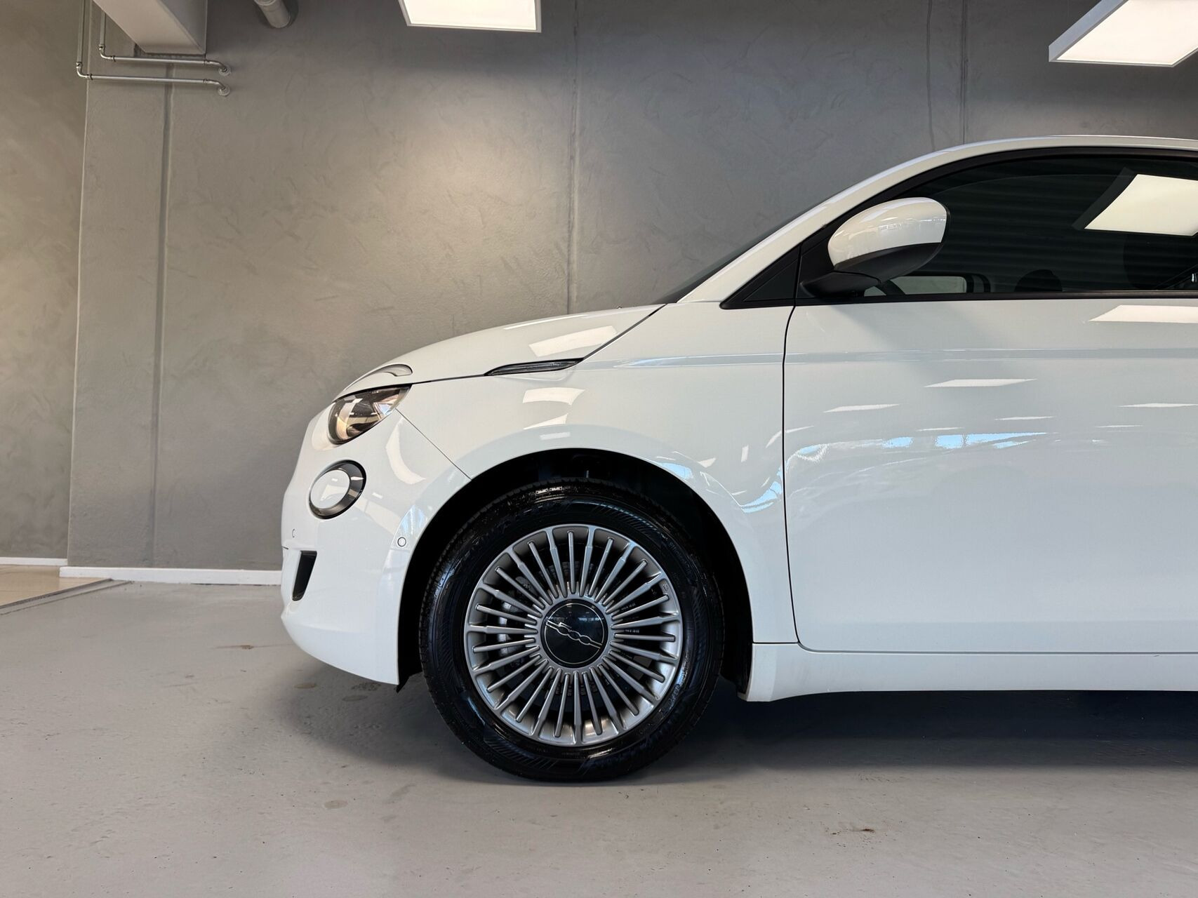 Hvid Fiat 500e fra 2023