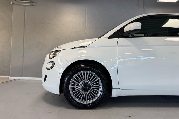 Hvid Fiat 500e fra 2023