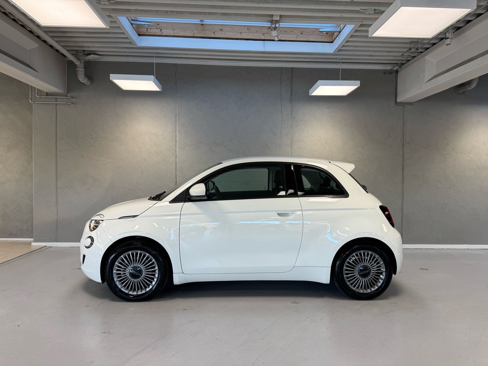 Hvid Fiat 500e fra 2023