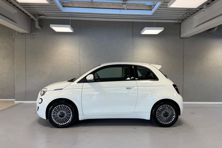 Hvid Fiat 500e fra 2023