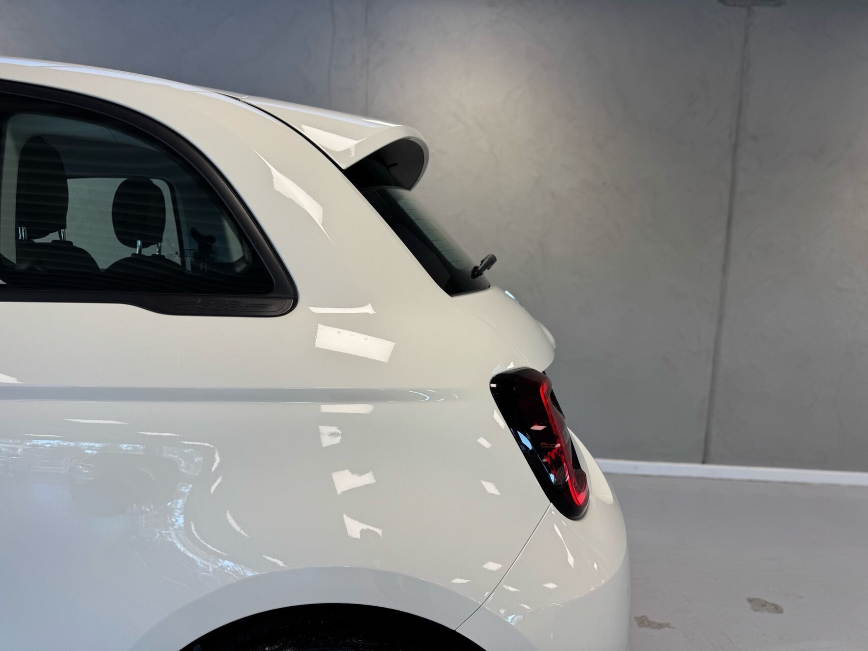 Hvid Fiat 500e fra 2023