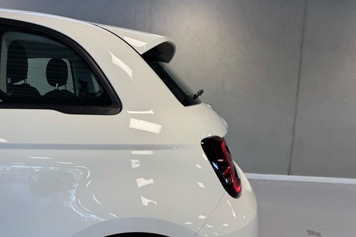 Hvid Fiat 500e fra 2023