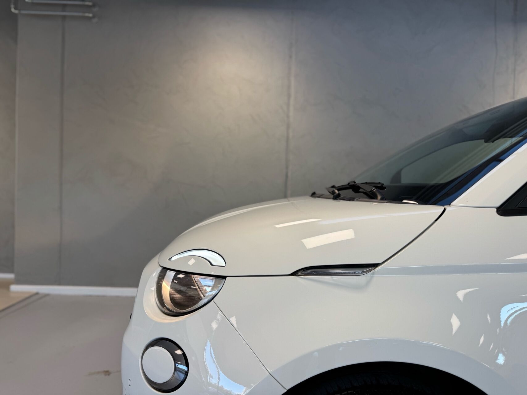 Hvid Fiat 500e fra 2023