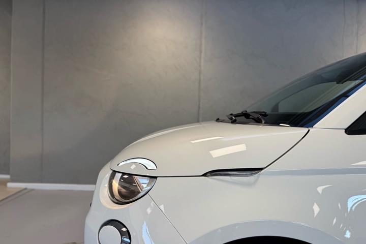 Hvid Fiat 500e fra 2023