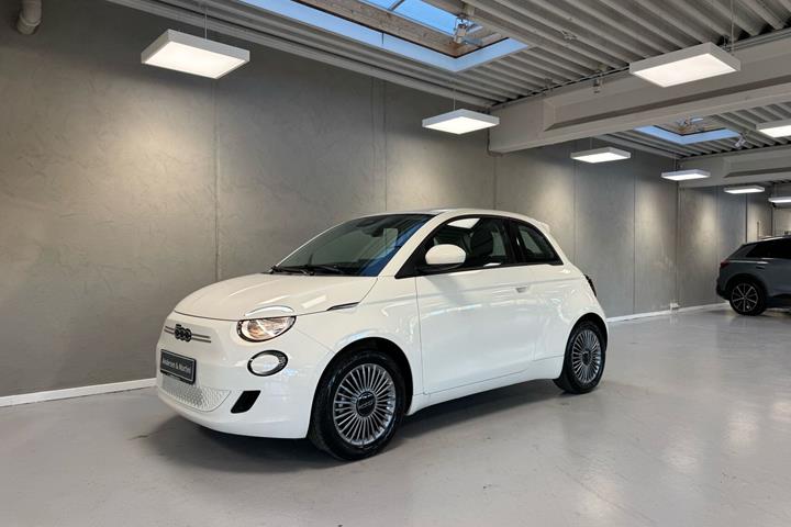 Hvid Fiat 500e fra 2023
