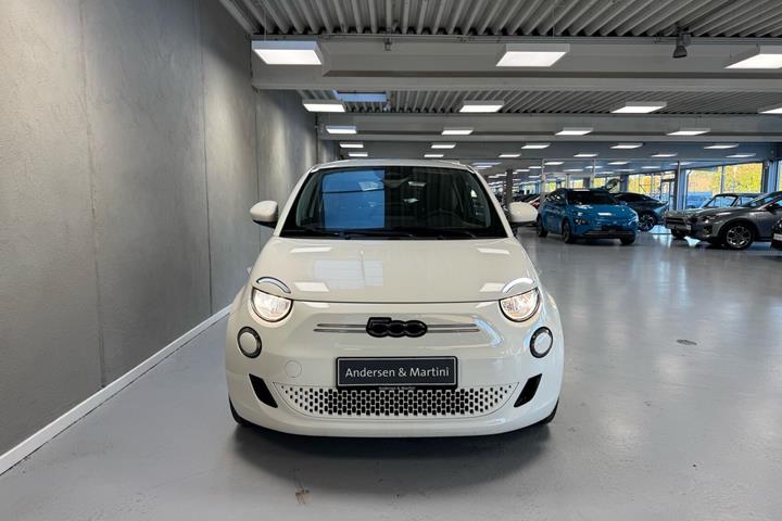 Hvid Fiat 500e fra 2023