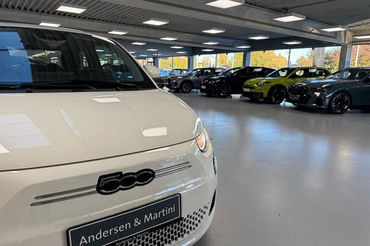 Hvid Fiat 500e fra 2023
