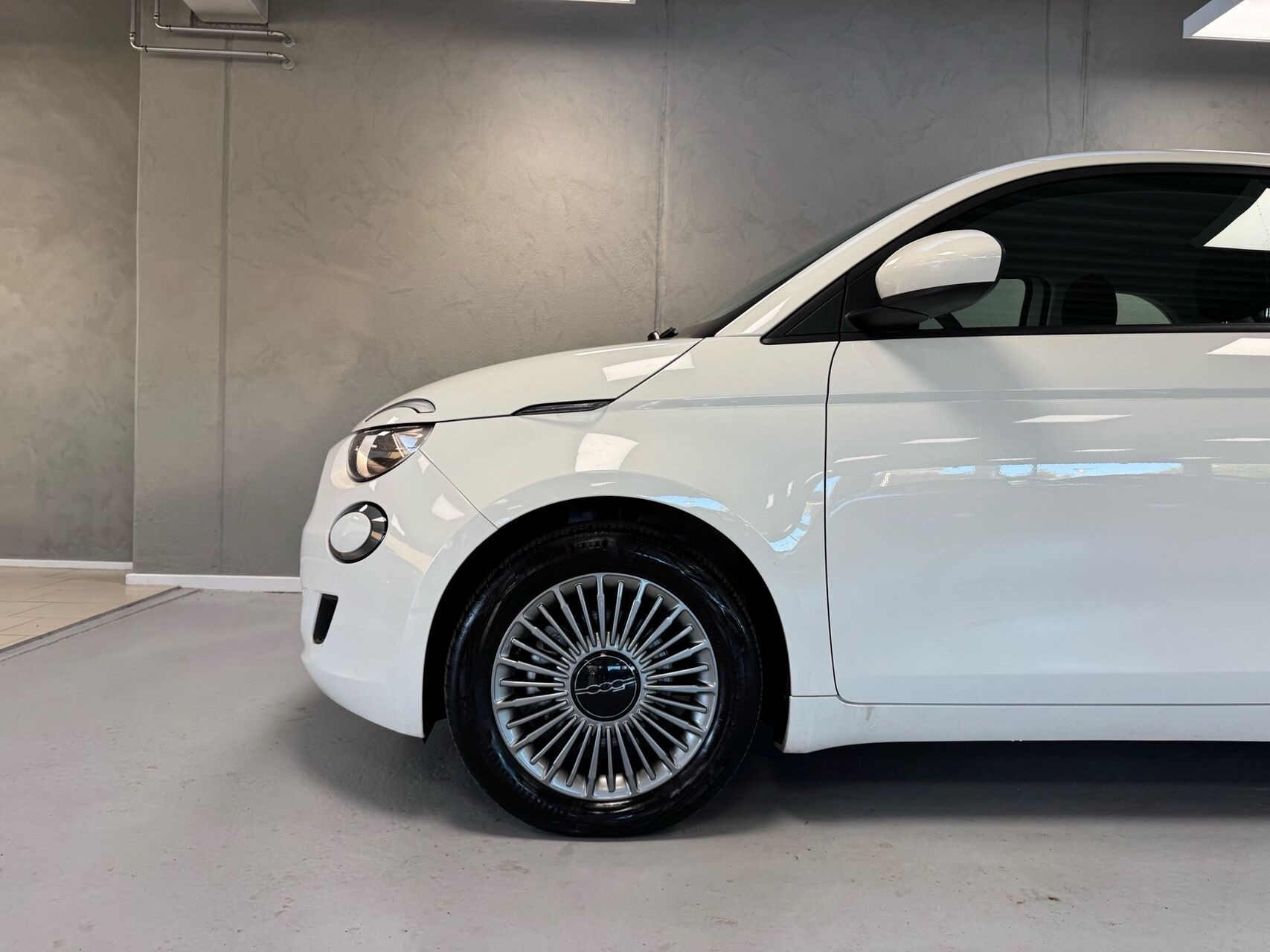Hvid Fiat 500e fra 2023