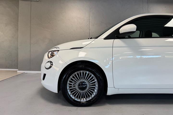 Hvid Fiat 500e fra 2023