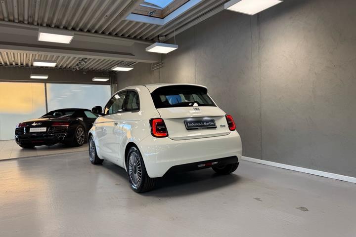 Hvid Fiat 500e fra 2023