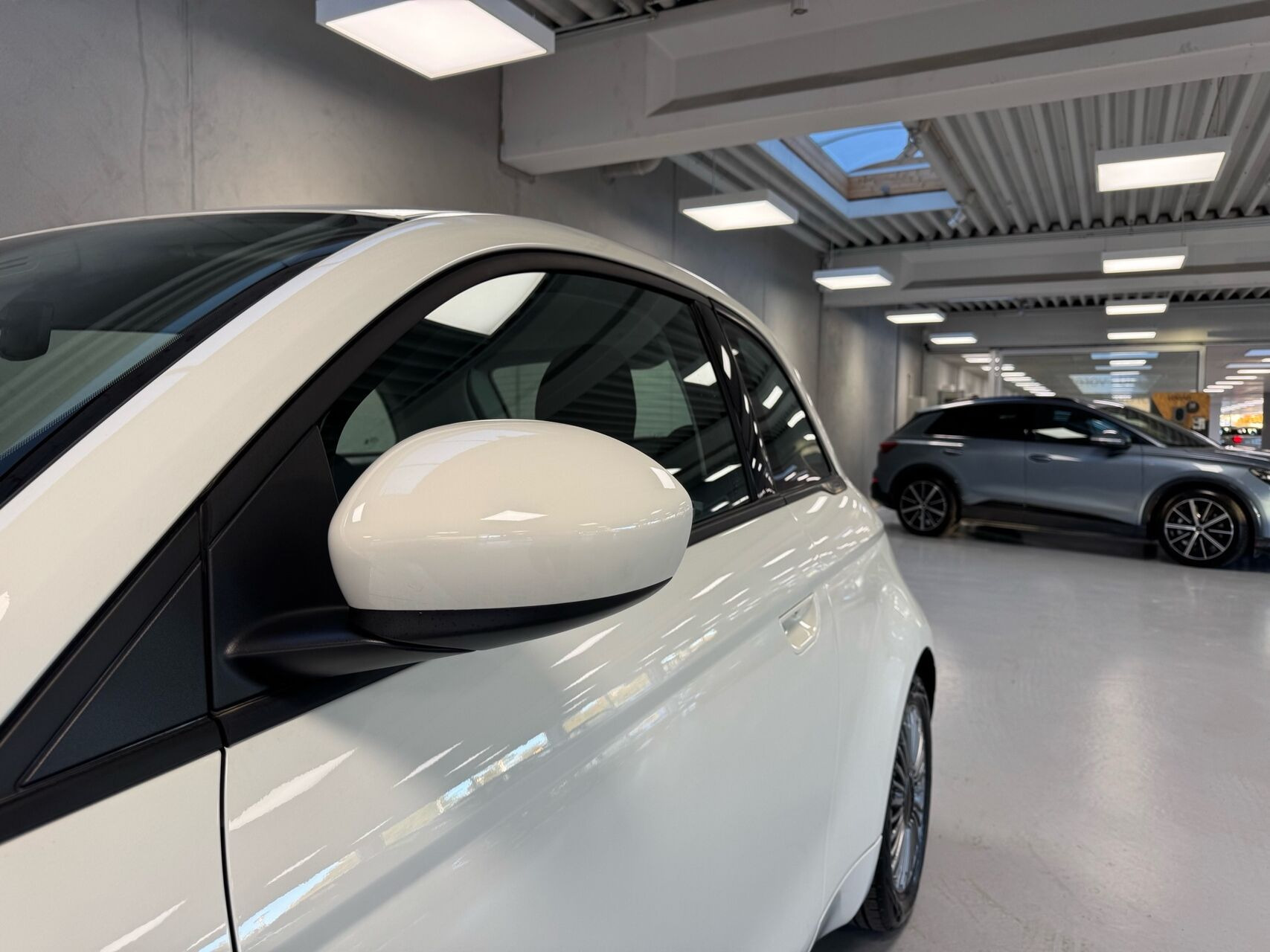Hvid Fiat 500e fra 2023