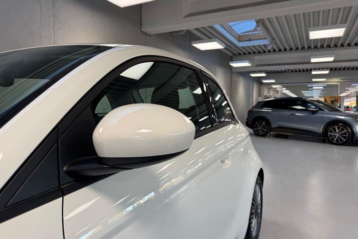 Hvid Fiat 500e fra 2023