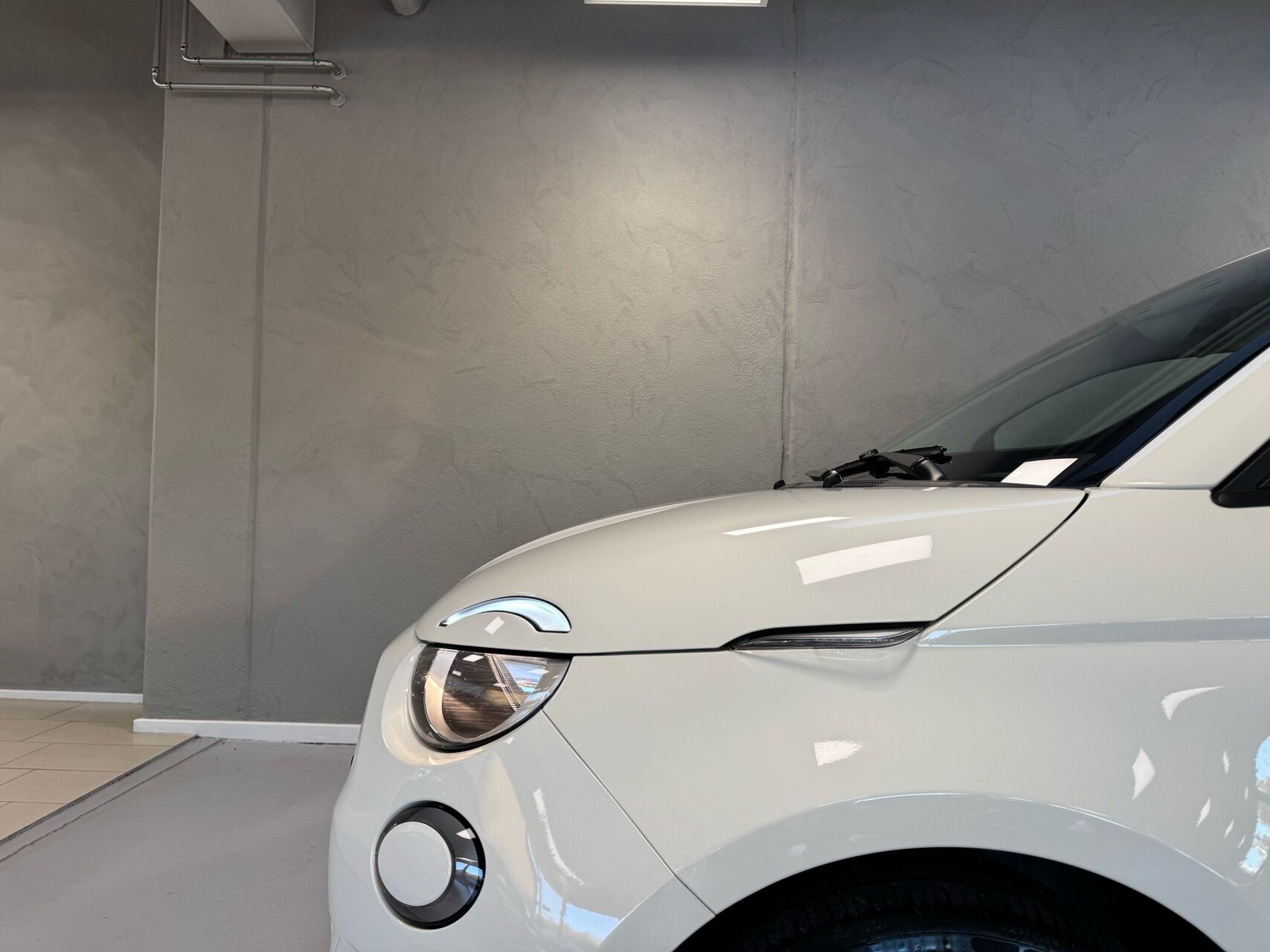 Hvid Fiat 500e fra 2023