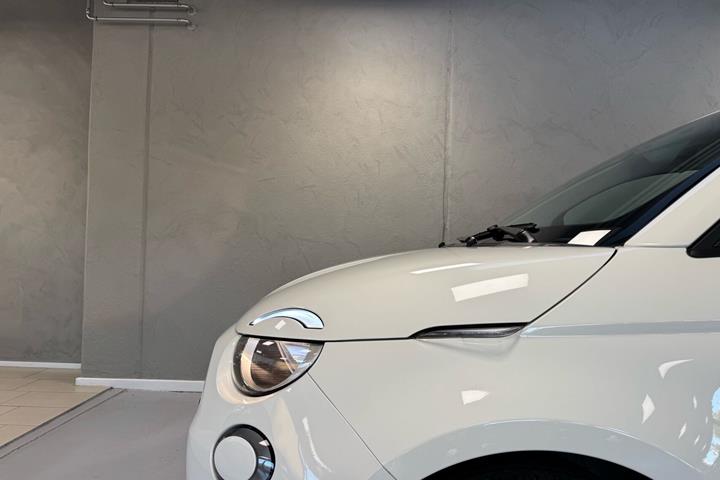 Hvid Fiat 500e fra 2023