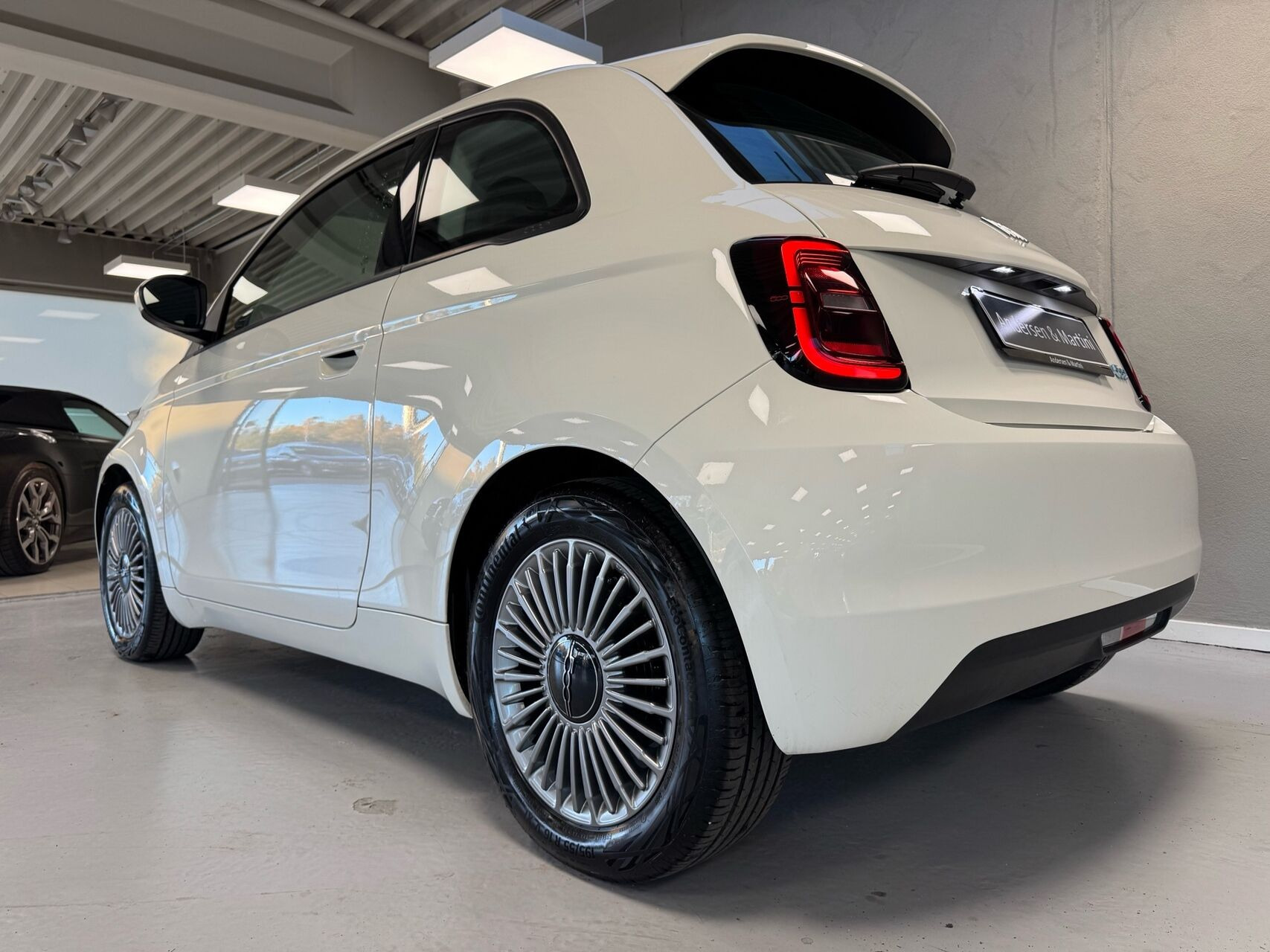 Hvid Fiat 500e fra 2023