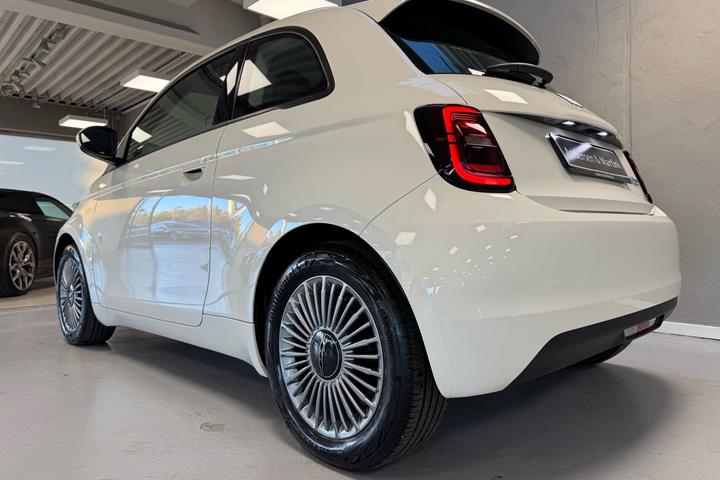 Hvid Fiat 500e fra 2023