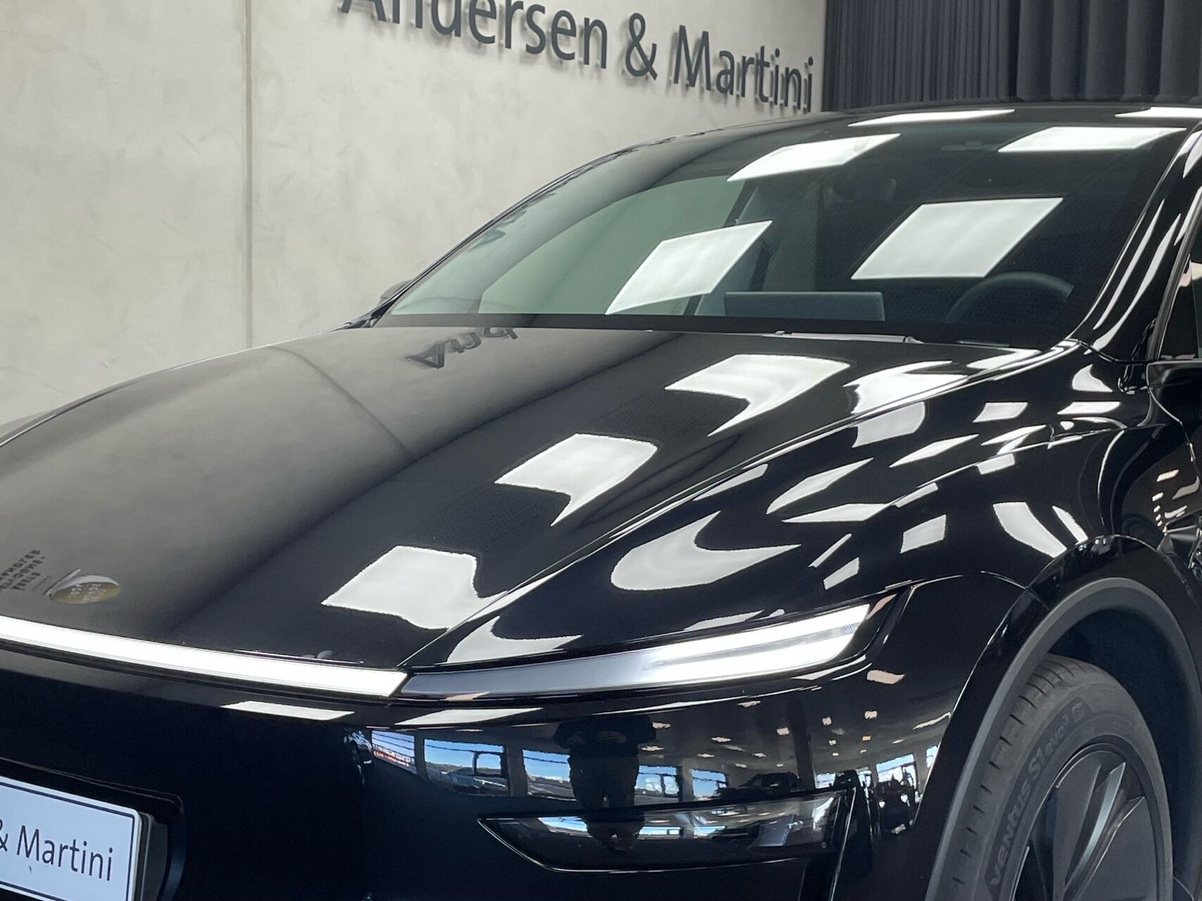 Sort Tesla Model Y fra 2025