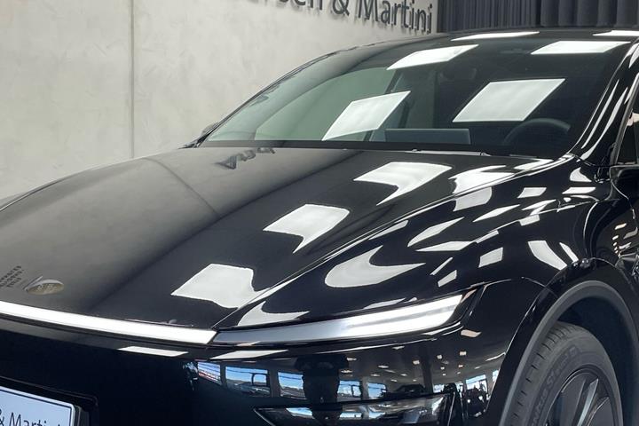 Sort Tesla Model Y fra 2025
