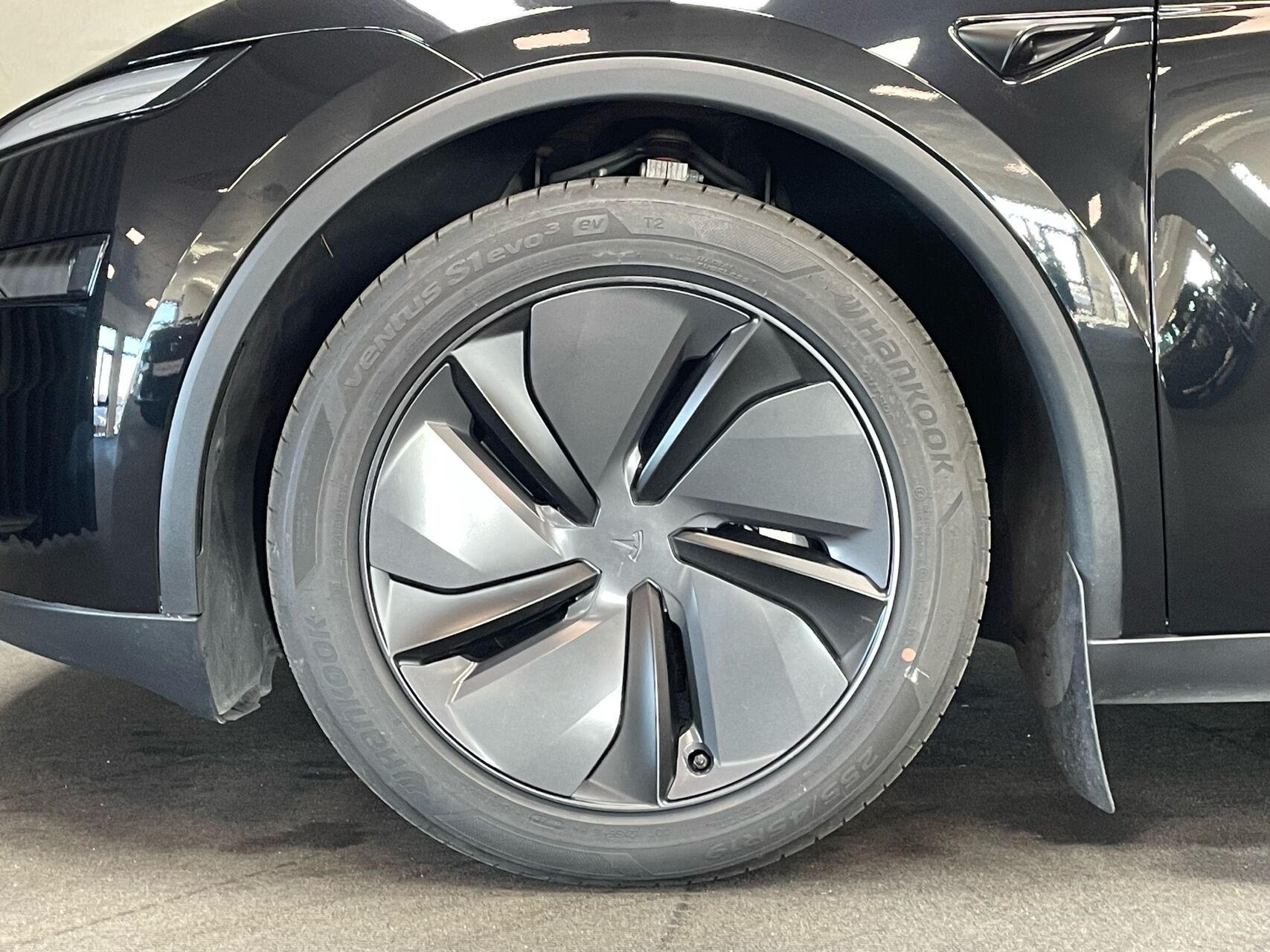 Sort Tesla Model Y fra 2025