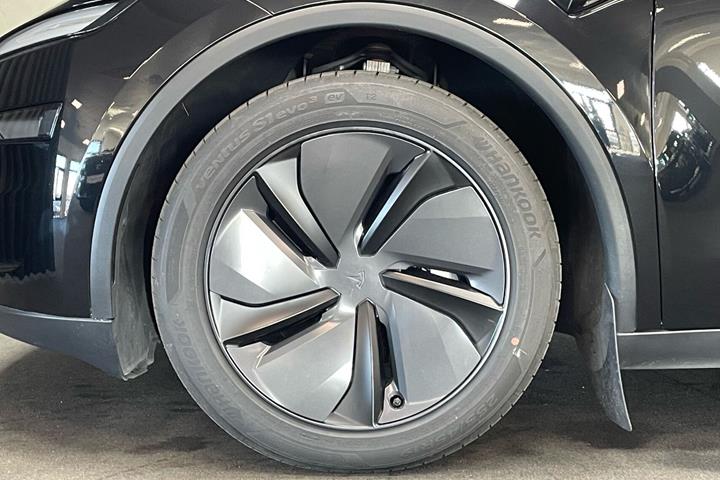 Sort Tesla Model Y fra 2025