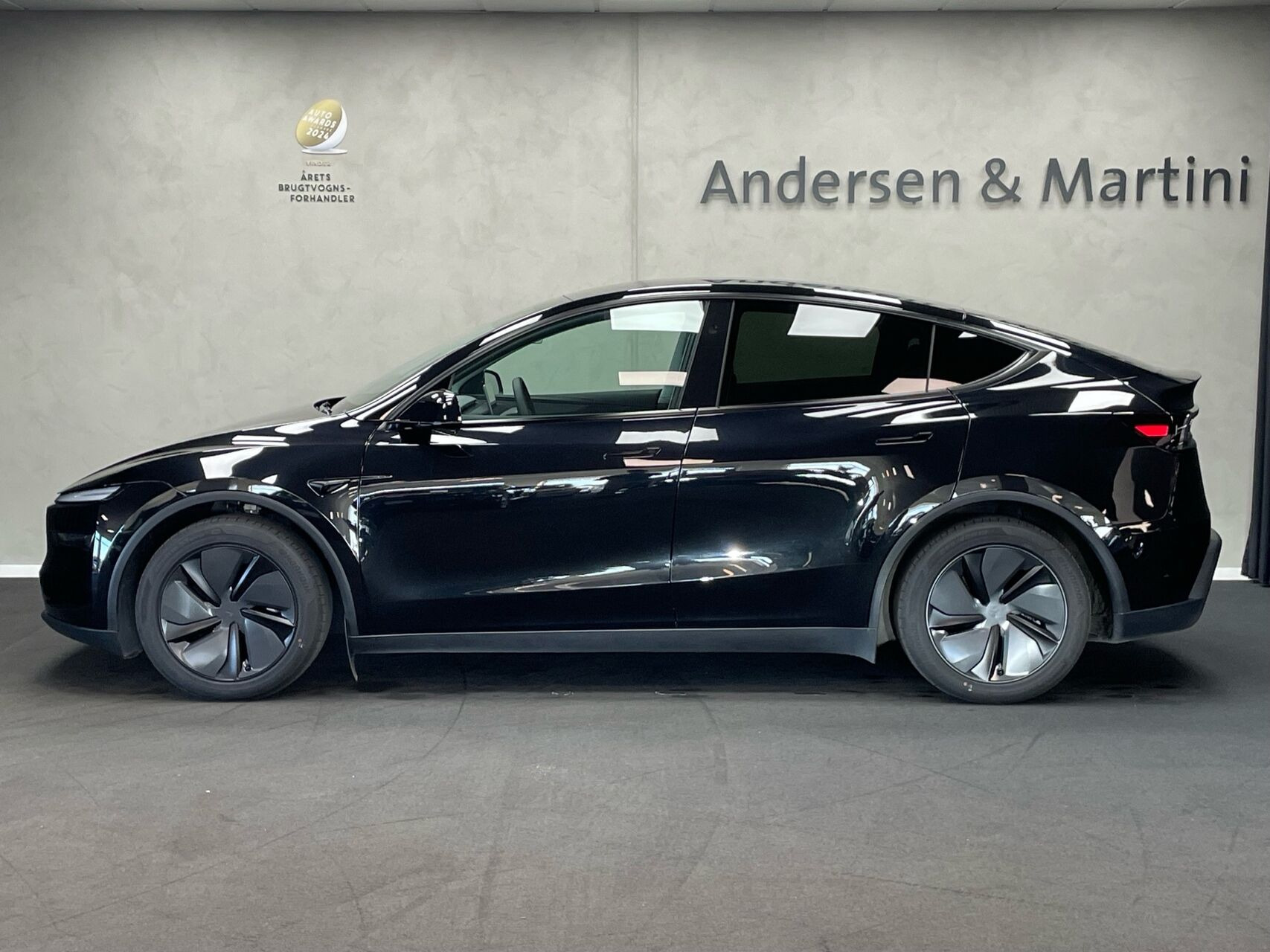 Sort Tesla Model Y fra 2025