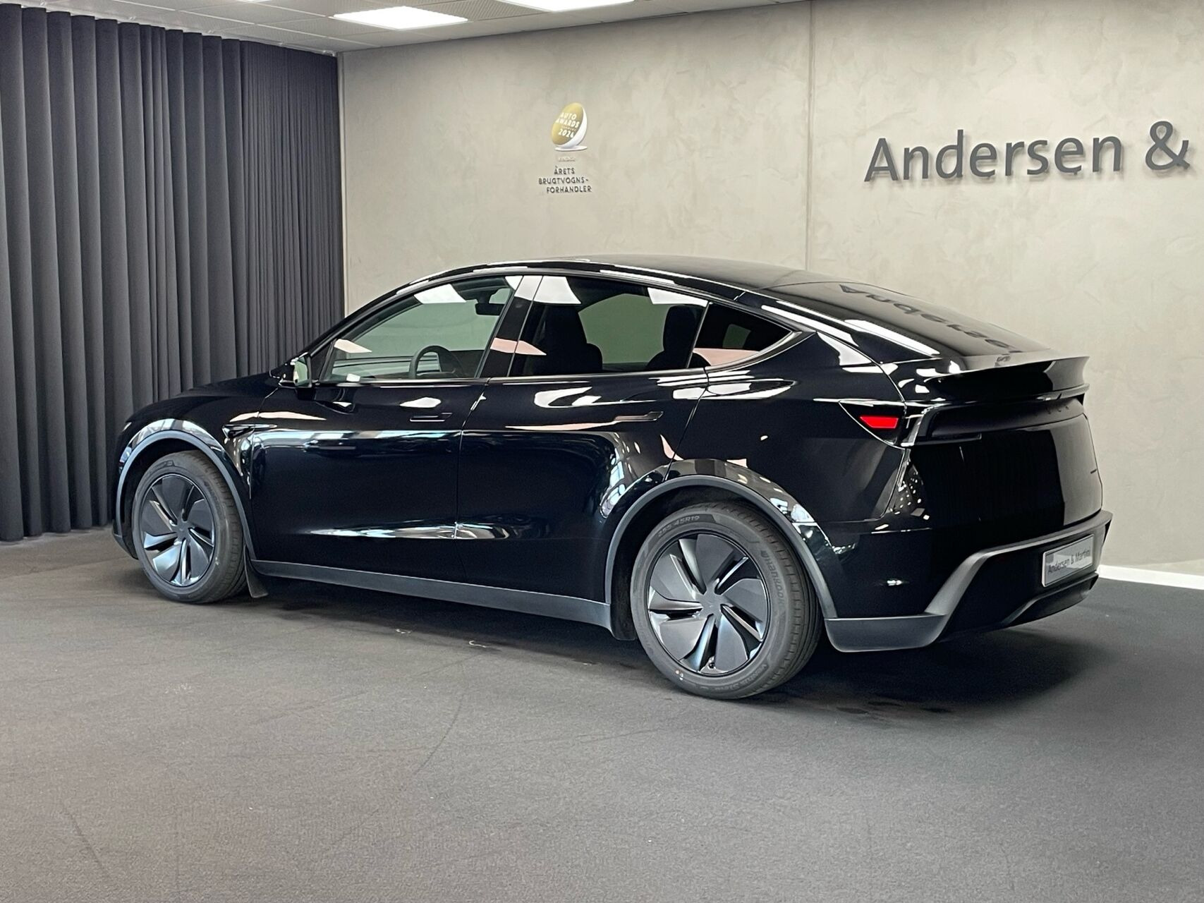 Sort Tesla Model Y fra 2025