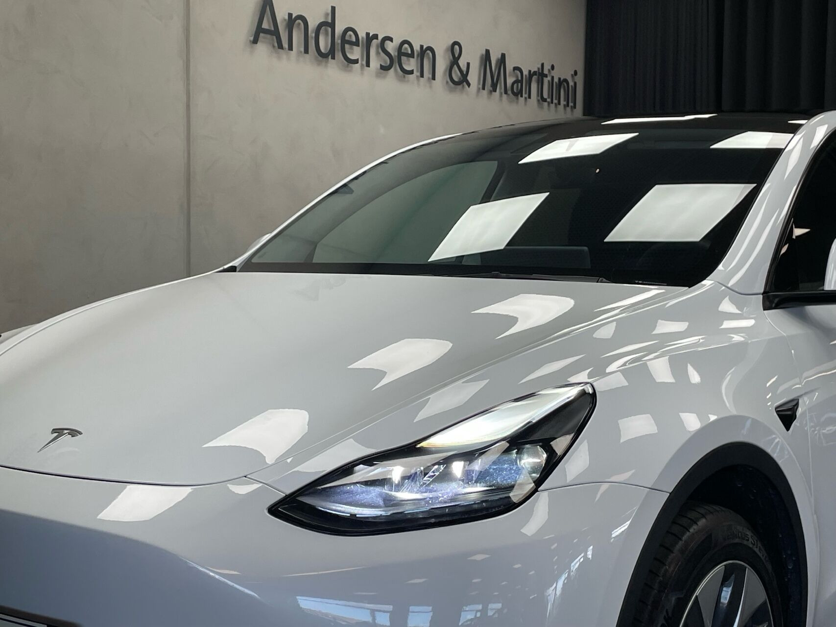 Hvid Tesla Model Y fra 2022
