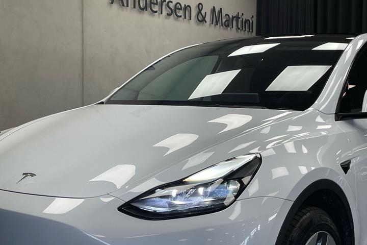 Hvid Tesla Model Y fra 2022